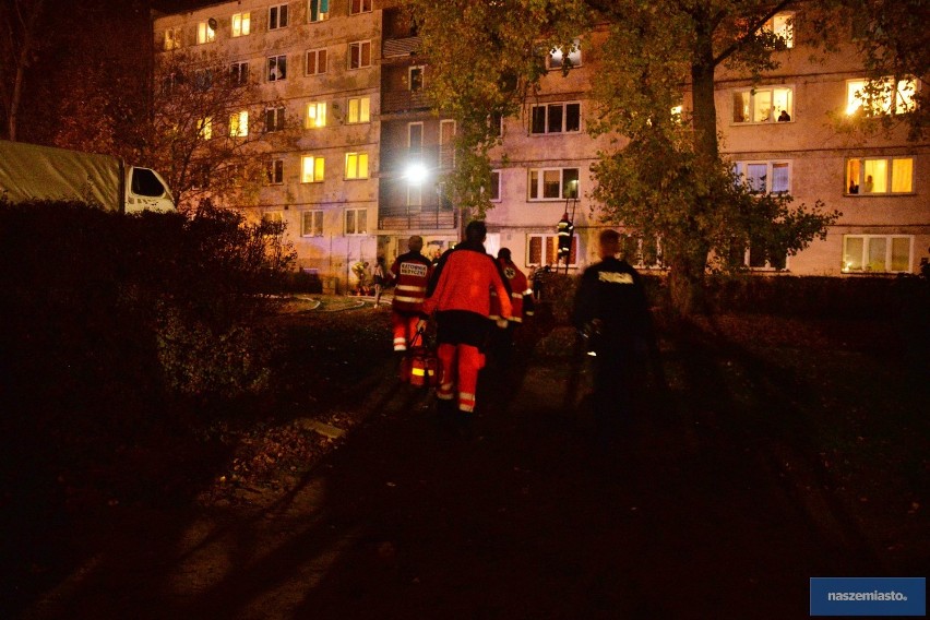 Pożar w bloku na ulicy Wienieckiej we Włocławku. Dwie osoby trafiły do szpitala [zdjęcia]