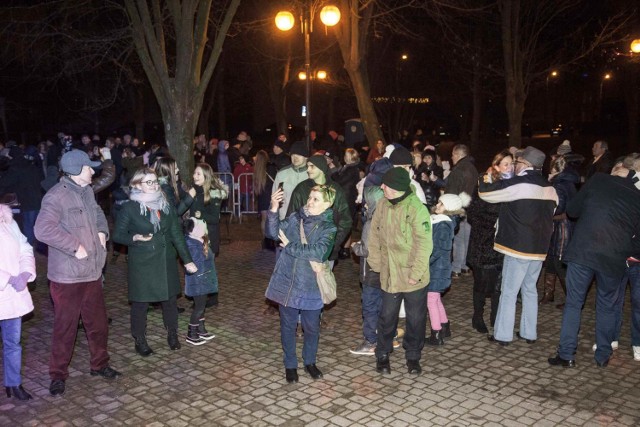 Tak mieszkańcy Łapy powitali nowy rok 2020. O północy noworoczne życzenia złożył mieszkańcom również Pan Krzysztof Gołaszewski, burmistrz Łap, który w Miejskim Sylwestrze uczestniczył wspólnie z małżonką.