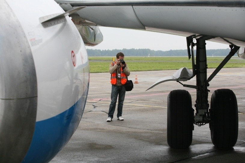 W Pyrzowicach spotter patrzy w niebo ZDJĘCIA