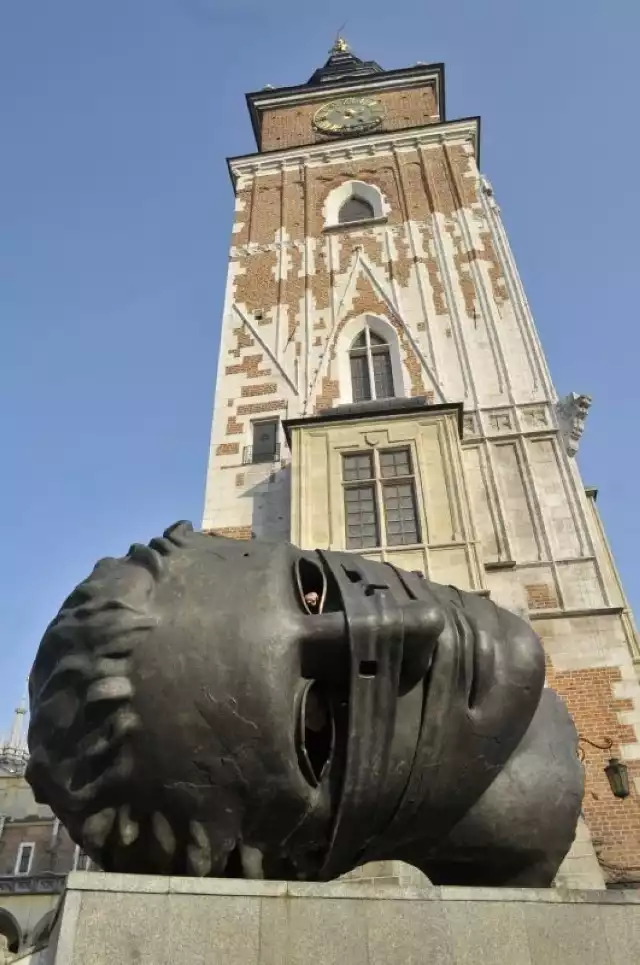 Na krakowskim Rynku znajduje się rzeźba Igora Mitoraja "Eros Bendato"