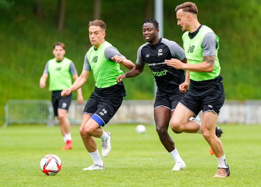 Lechia Gdańsk zaczyna zgrupowanie i zagra trzy sparingi przed sezonem. Kto będzie rywalem w kwalifikacjach Ligi Konferencji?