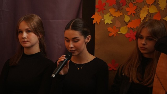 Podczas przedstawienia w IV Liceum Ogólnokształcącym w Radomiu przepiękne słowa przeplatały się z rockowymi piosenkami.