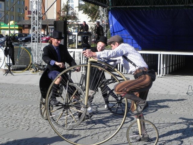 OSTY 2011 rozpoczęły się w sobotni poranek pokazem ł&oacute;dzkich cyklist&oacute;w. Fot. Krzysztof Krzak