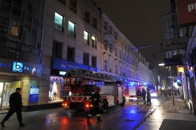 Poznań: Pożar w kamienicy przy ulicy Półwiejskiej [ZDJĘCIA]