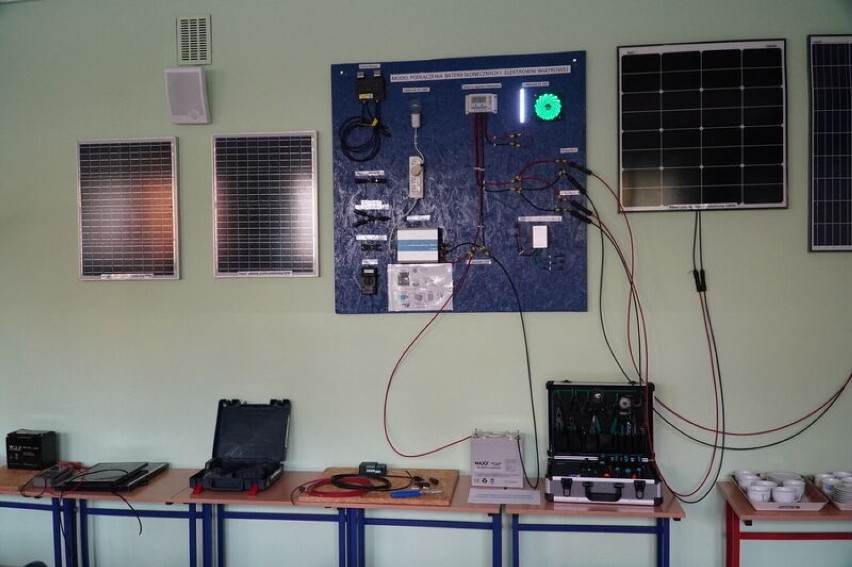 W Zespole Szkół Technicznych w Skarżysku-Kamiennej powstała pracownia odnawialnych źródeł energii. Zobacz zdjęcia z otwarcia