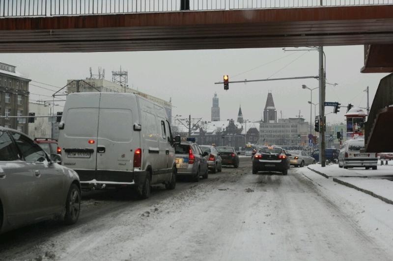 Wrocław pod śniegiem. Mieszkańcy mieli problem z dotarciem na czas (ZDJĘCIA)