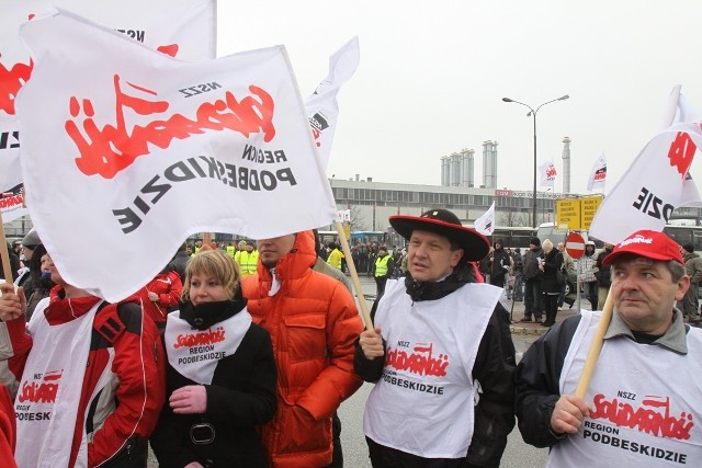 Dialogu, podwyżki (w wysokości 500 zł) i zaprzestania łamania praw pracowniczych - tego domagała się dzisiaj zakładowa Solidarność podczas pikiety przed tyskim zakładem Fiata 24 lutego 2012 r.