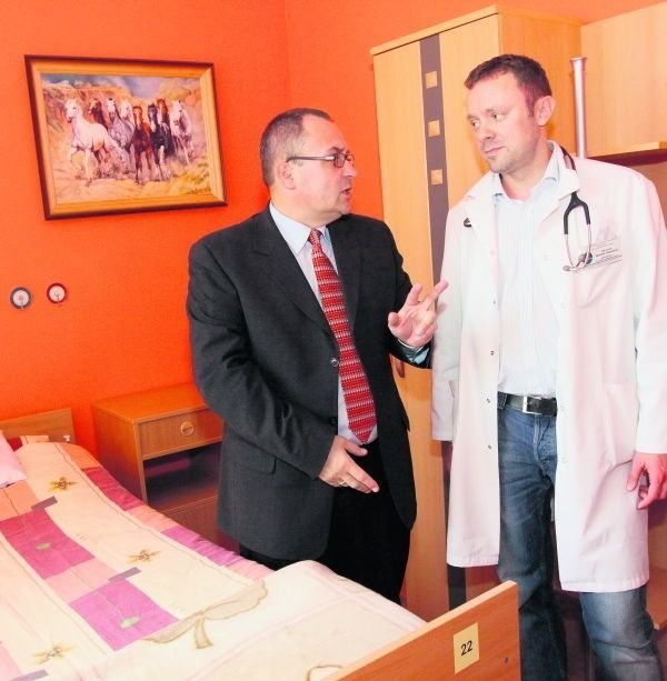 Dyr. P. Daroszewski i dr M. Sokólski: na tym łóżku leżał...