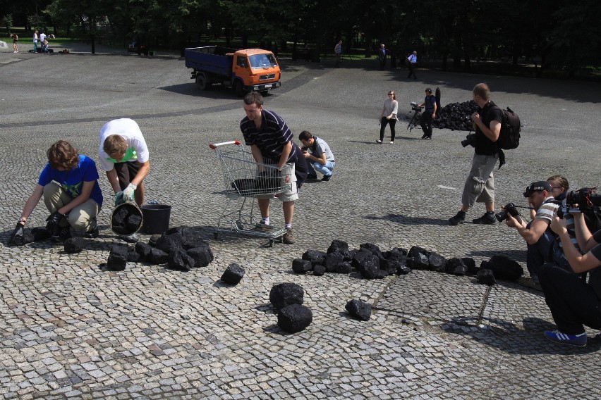 Katowice: Bogactwo! Wysypali pięć ton węgla pod Skrzydłami! [ZDJĘCIA]