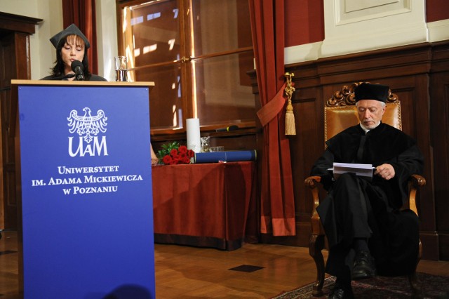 John Maxwell Coetzee i promotorka nadania tytułu doktora honoris causa profesor Liliana Sikorska z Wydziału Anglistyki UAM