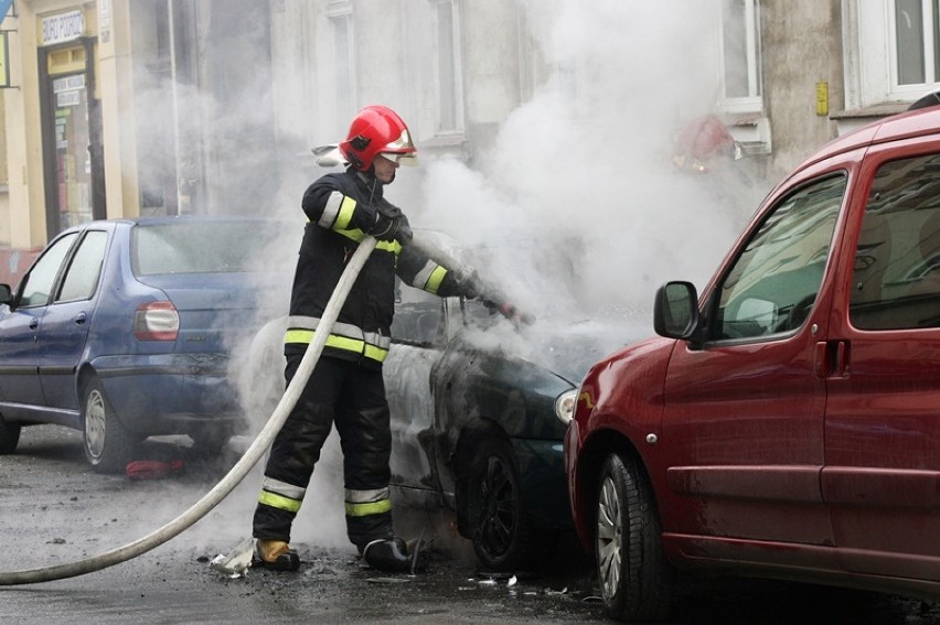Doszczętnie spłonęło auto na ulicy Nowy Świat w Legnicy [ZDJĘCIA]