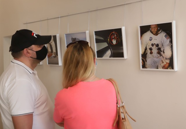 W Resursie Obywatelskiej otwarto wystawę fotograficzną „Zdobyć Księżyc”. Na zdjęciach z archiwów NASA możemy zobaczyć nie tylko samą eksplorację Księżyca, ale też cały proces, który do niej doprowadził. 
>