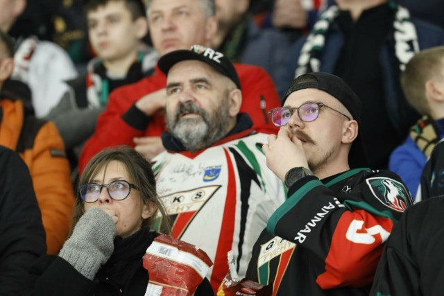 W meczu GKS Tychy - PZU Podhale Nowy Targ na trybunach Stadionu Zimowego zasiedli kibice obu drużyn 

  Zobacz kolejne zdjęcia. Przesuwaj zdjęcia w prawo - naciśnij strzałkę lub przycisk NASTĘPNE