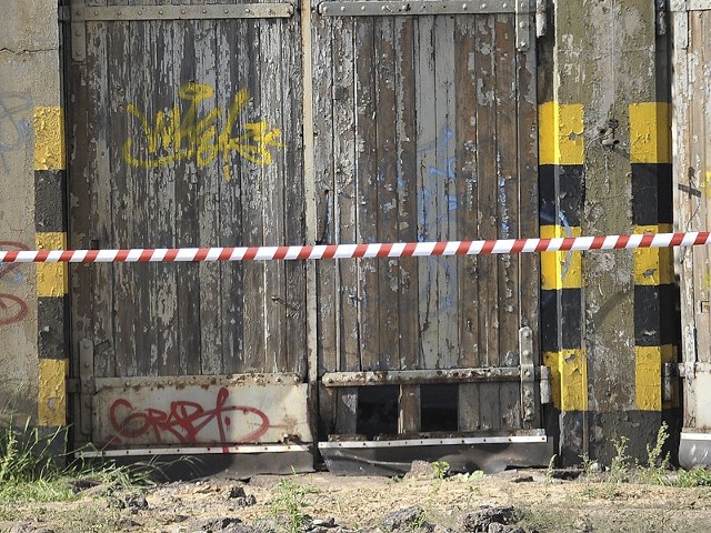 Prowizoryczne zabezpieczenie hali zwykłą taśmą.