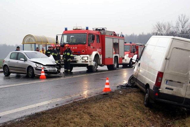 Zderzenie dwóch samochodów w Kościelnej Wsi