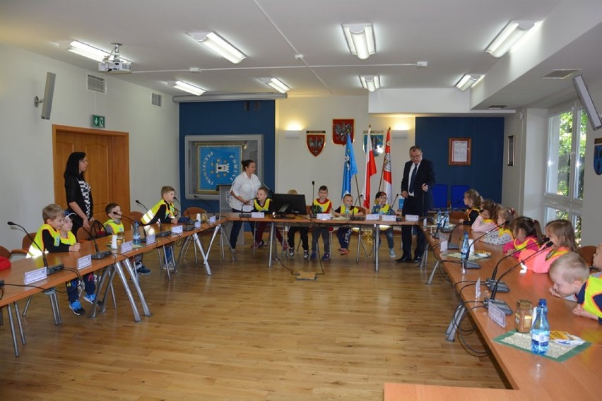 Przedszkolaki z wizytą u starosty pleszewskiego Macieja Wasielewskiego