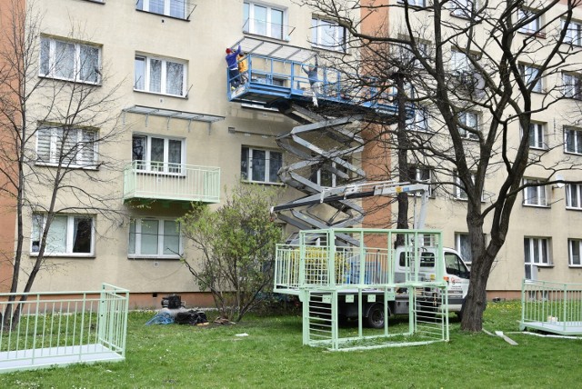 Obecnie trwa montowanie balkonów przy ulicy Pułaskiego w Tarnowie