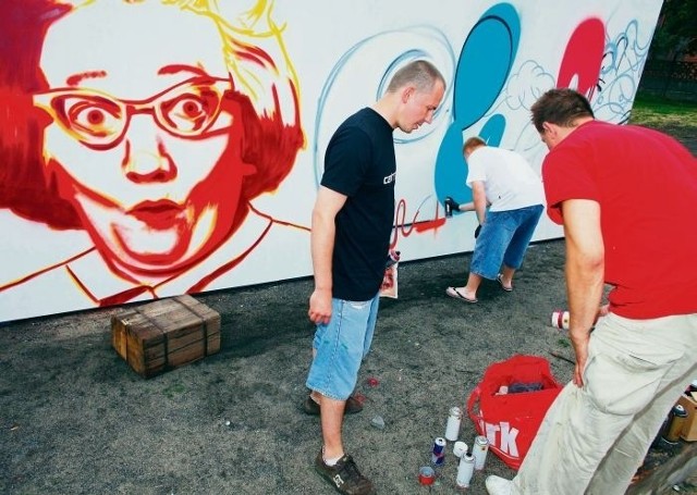 W KontenerArt młodzi malarze ozdabiali wczoraj kontenery wzorami graffiti