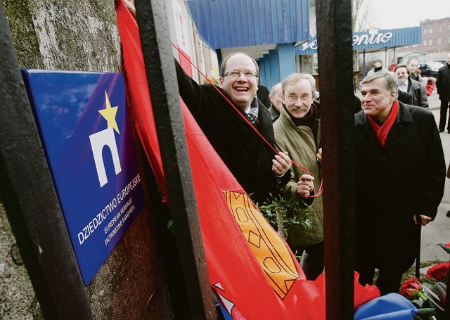 Prezydent Gdańska Paweł Adamowicz odsłania tabliczkę na stoczniowej bramie