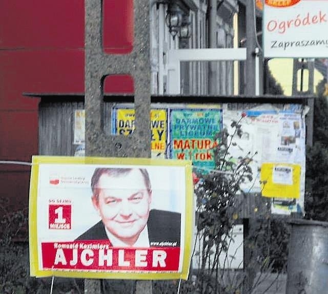 Plakaty posła Ajchlera wciąż można spotkać w niektórych miejscach.