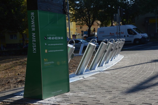 W Zielonej Górze jedna za drugą powstają rowerowe stacje. Docelowo w mieście powstanie ich 36 z możliwością wypożyczenia 360 rowerów. Każda osoba będzie mogła wypożyczyć na swoje konto maksymalnie cztery jednoślady. Pierwsze 20 minut będzie darmowe. Jeśli będziemy chcieli korzystać z roweru dłużej, to od 21 do 60 minuty będzie trzeba dopłacić 2 złote. Kolejna i nastepna godzina będzie kosztować 4 złote. Proste prawda?

Zielonogórski rower miejski. O co chodzi, jak to działa?


Aby jednak można było wypożyczyć te rowery, najpierw wymagana jest rejestracja na stronie zielonogorskirower.pl. Przy rejestracji wymagane będzie uiszczenie opłaty tzw. inicjalnej w wysokości 10 złotych. Następnie otrzymamy kod PIN, który z naszym numerem telefonu umożliwi wypożyczanie roweru. A wypożyczyć można będzie rower standardowy, tandem, cargo i dziecięcy. 

Inne koszty:
- Powiadomienie listowne odnośnie naruszenia Regulaminu - 10 zł
- Zwrot roweru w innym miejscu niż jedna ze stacji, w strefie użytkowania - 180 zł
- Opłata za przekroczenie 12 godzin wypożyczenia - 200 zł
- Zwrot roweru poza strefą użytkowania - 500 zł

Kary
- Kradzież, utrata lub zniszczenie roweru standardowego - 2000 zł
- Kradzież, utrata lub zniszczenie roweru typu tandem - 7000 zł
- Kradzież, utrata lub zniszczenie roweru typu cargo - 7000 zł
- Kradzież, utrata lub zniszczenie roweru dziecięcego - 1900 zł

Jako, że do wypożyczenia roweru niezbędna będzie rejestracja w systemie firmy Nextbike, jednoślady w Poznaniu, Wrocławiu, Berlinie i 25 innych miastach, gdzie prowadzi ona swoje wypożyczalnie również będziemy mogli wypożyczyć bez dodatkowej rejestracji. Oczywiście osoby, które już korzystały z tego systemu nie muszą robić tego ponownie. 

Wypożyczalnia rowerów zacznie działać około 20-21 sierpnia 2018. Czynna będzie do listopada, a potem od marca. Rowery można będzie wypożyczać 24  godziny na dobę.

POLECAMY RÓWNIEŻ PAŃSTWA UWADZE:
Jaki kupić niedrogo dobry rower? [PORADNIK/CENY]

28. Uphill Race Śnieżka. Ok. 350 zawodników w wyścigu na szczyt Śnieżki. To trzeba zobaczyć! [FILM Z WYŚCIGU]

Twój rower tego nie ma? Dostaniesz mandat!

