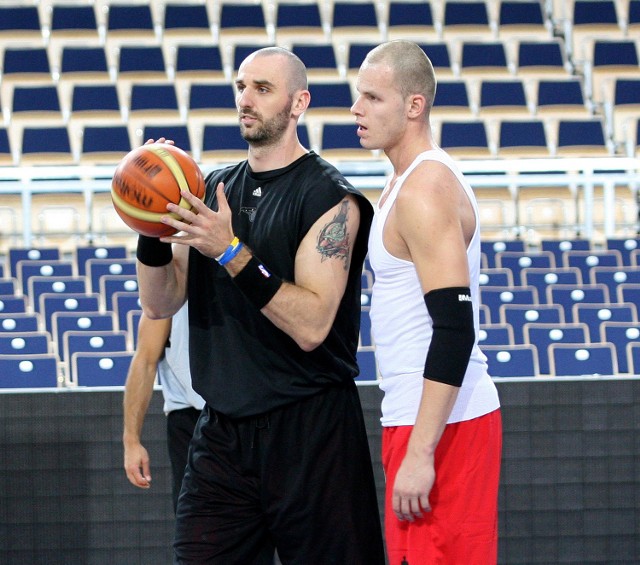 Maciej Lampe (od lewej) i Marcin Gortat trenują w Atlas Arenie w rodzinnej Łodzi