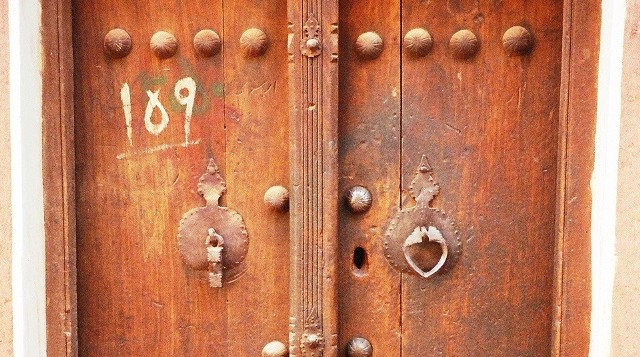 Iran, Abyaneh, charakterystyczne drzwi z dwoma kołatkami