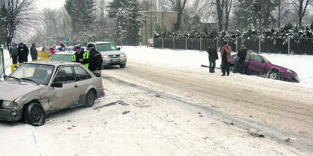 W kolizji na śliskiej drodze w Stróży ucierpiały tylko auta