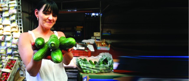 Renata Botwina handluje warzywami na targowisku w Chorzowie. Ma polskie ogórki