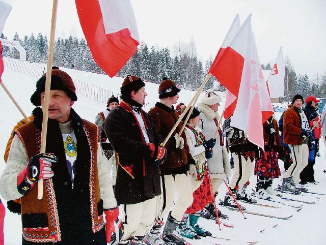 Na początku zawodów grupa narciarzy w góralskich strojach z flagami narodowymi i flagą Związku Podhalan zjechała ze stoku. Potem flagi wciągnięto na maszt
