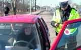 Wejherowo: Na Dzień Kobiet policjanci drogówki wręczali paniom ulotki 