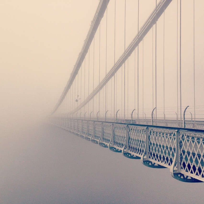 "Most znika we mgle"