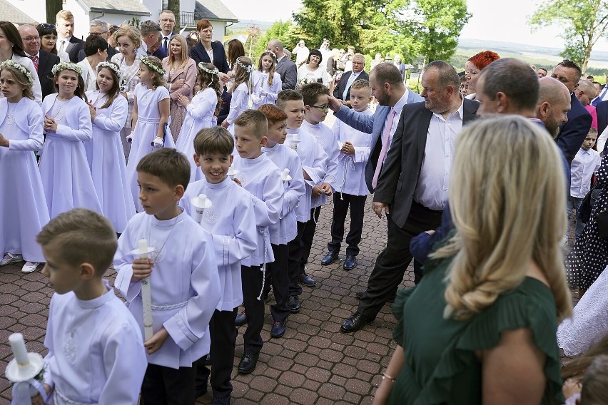 Pierwsza Komunia Święta w parafii Pw. NMP Nieustającej...