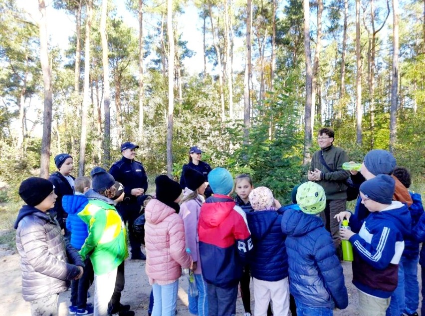 Poddębiccy policjanci i leśnicy zorganizowali niecodzienną pogadankę dla dzieci. Z najmłodszymi o bezpieczeństwie rozmawiali w... lesie FOTO