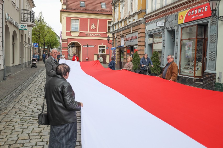 Taniec z flagami z okazji Dnia Flagi w Lesznie 2 maja 2023