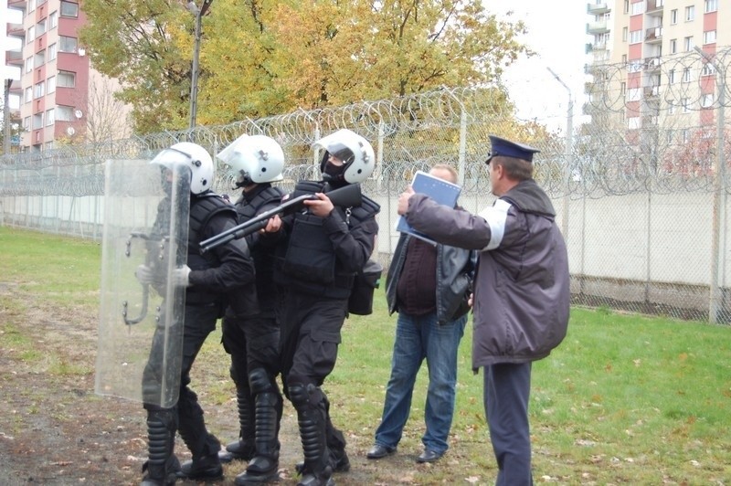 Wrocław: Bunt i zamieszki w więzieniu przy ulicy Fiołkowej (ZDJĘCIA)