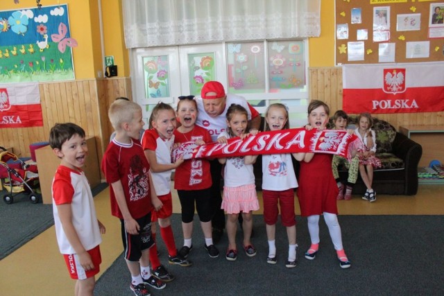 Zanim dzieci obejrzały w strefie kibica mecz Polska-Niemcy, uczestniczyły w kilku konkursach związanych z kibicowaniem.