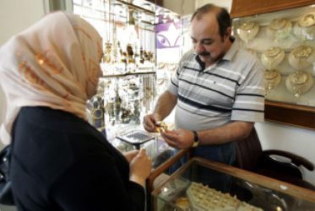 Kobieta kupuje złoto w Bagdadzie. I pewnie nawet nie obchodzi ją, co się dzieje w odległej Polsce :)