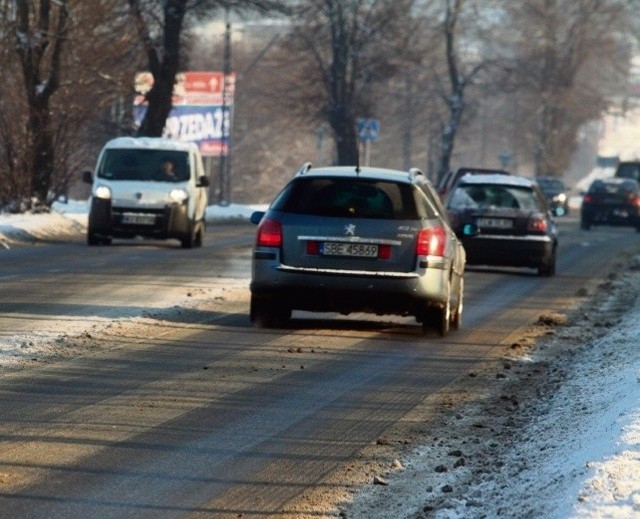 Będzin Czeladzka, godz. 11.40.Na jezdni zalegało kilka cm pośniegowego błota, które lepiło się do opon. Podobnie wyglądały też pobliskie ulice 3 Maja i Chmielewskiego, można było na nich jednak zobaczyć traktor z pługiem.