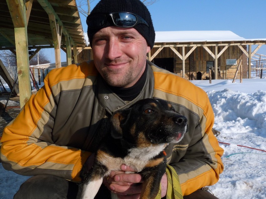 Alpinista Michał Nadulski z uratowanym psem
