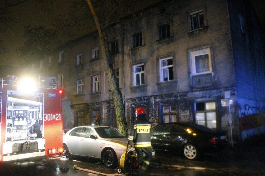 Pożar kamienicy na ul. Okrzei w Łodzi. Prawdopodobne podpalenie [ZDJĘCIA, FILM]