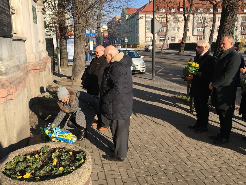 Zabrzanie złożyli kwiaty i zapalili znicze w miejscach...