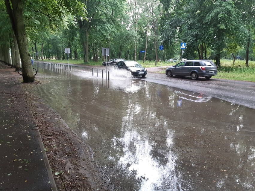 Po dzisiejszej ulewie część ulic Goleniowa trudno było...