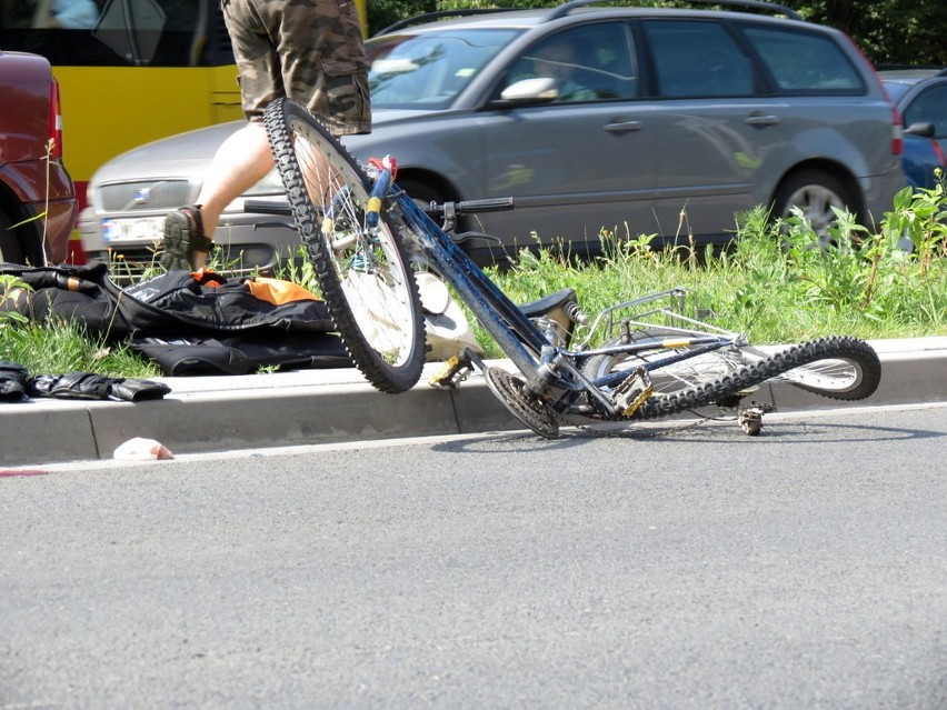 Wrocław: Motocyklista potrącił rowerzystę na skrzyżowaniu (ZDJĘCIA)