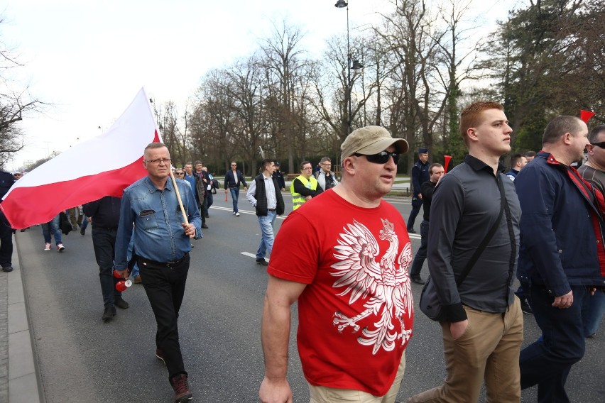 Strajk, Warszawa 2019, 8.04. Protest taksówkarzy. Jest...