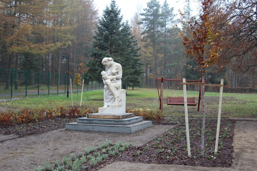W Zaskoczynie przy DPS stoi pomnik „Macierzyństwo” autorstwa Josifa Thoraka