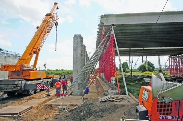Robotnicy budowlani i kolejarze musieli skoordynować kursy pociągów z montażem elementów mostu