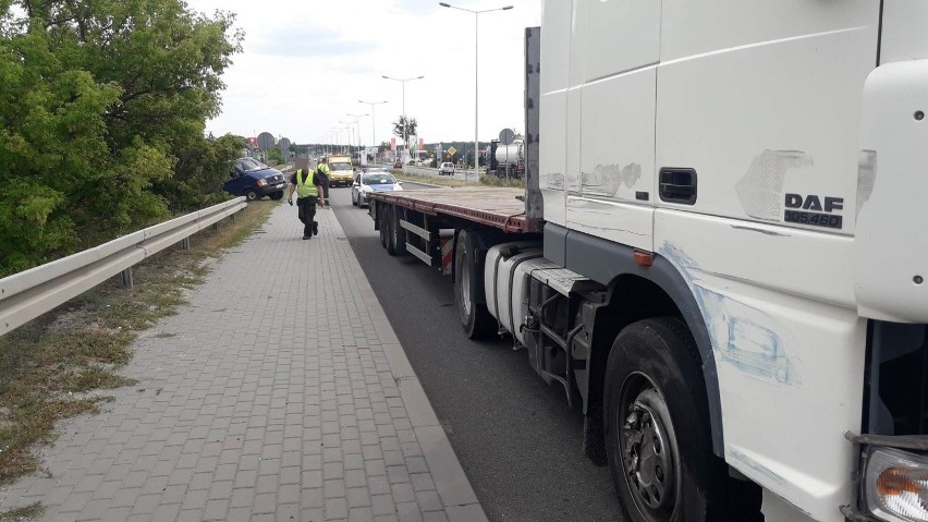 Zderzenie samochodu dostawczego z ciężarówką na ulicy Toruńskiej we Włocławku [zdjęcia]