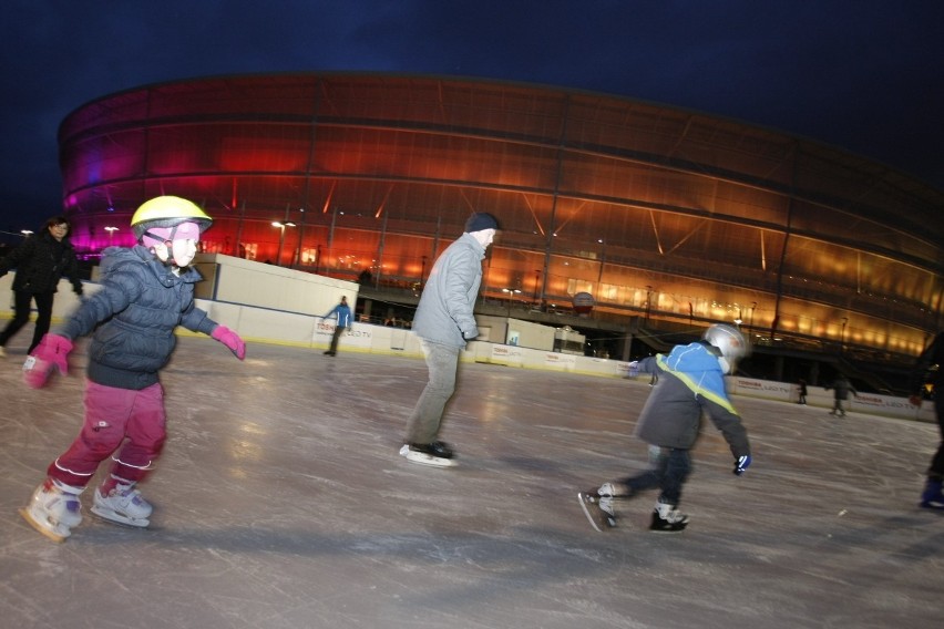 Wrocław: Lodowisko na Stadionie Miejskim otwarte! (CENNIK, GODZINY OTWARCIA)