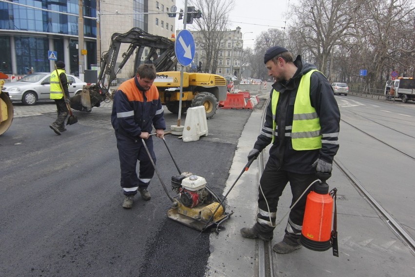 Remontują plac Orląt Lwowskich. Korkują się Podwale i Robotnicza (ZDJĘCIA)